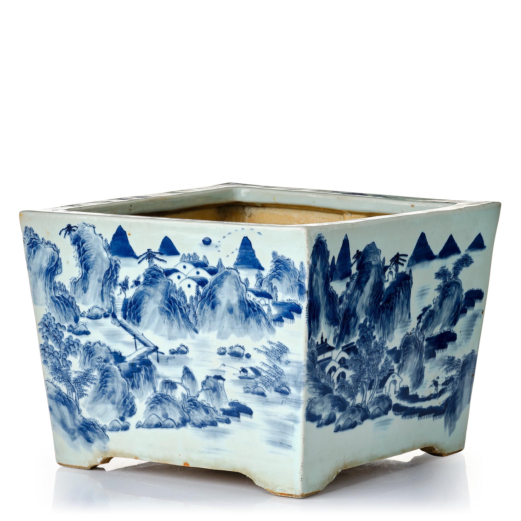 A blue and white flower pot, late Qing dynasty, circa 1900.