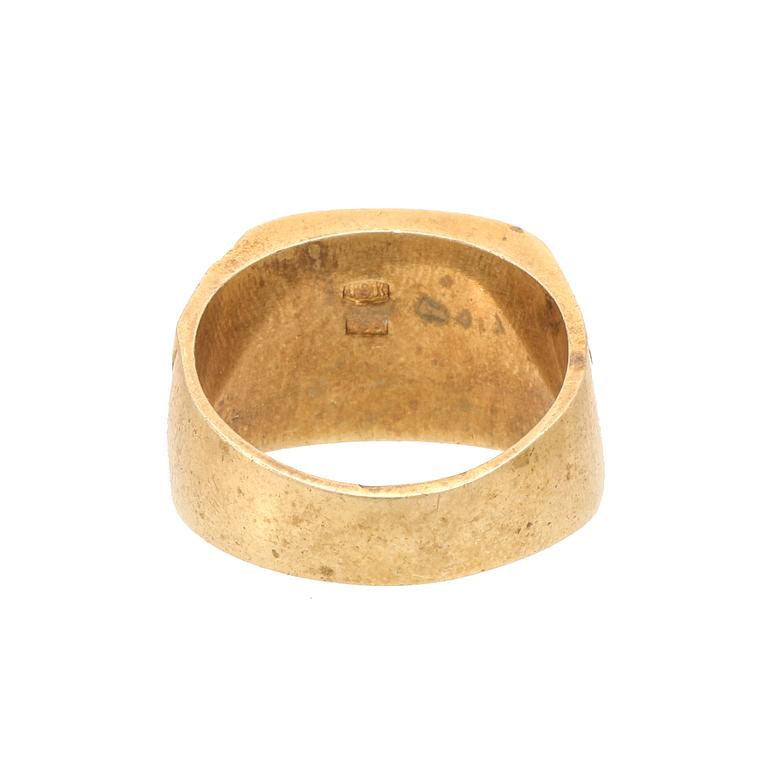 An 18K gold ring.