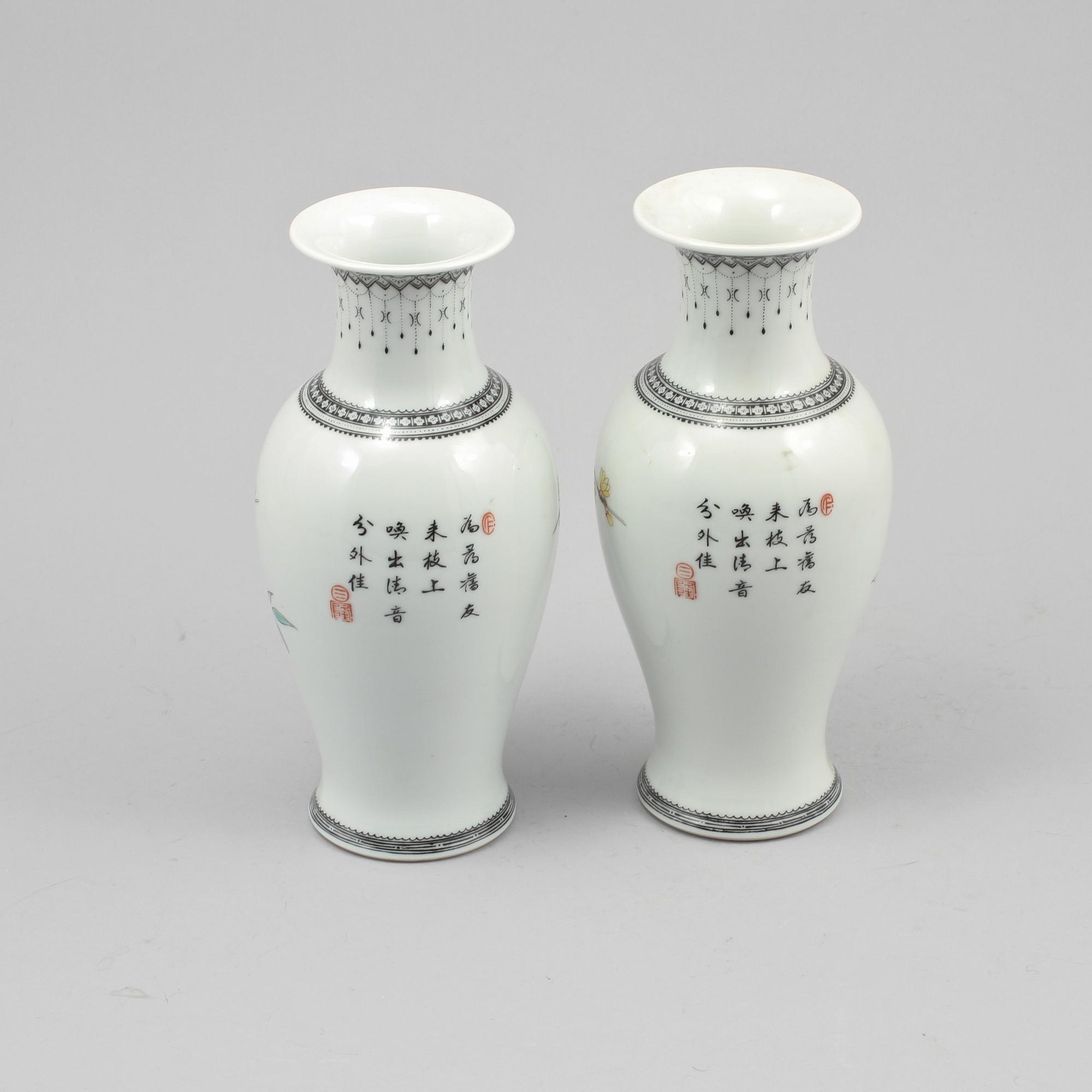 VASER, 2 st, porslin, Kina, 1900-talets andra hälft/modern tillverkning.