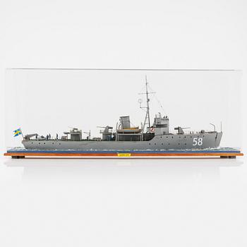 A wooden scalemodel of the Swedish minesweeper 'HMS Ulvön', built by Ingvar Lyckhammar.
