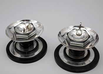 LJUSSTAKAR samt SALTKAR, silver och bakelit, 4 delar, sannolikt Eric Pihlgren, Guldsmedsaktiebolaget, 1934.