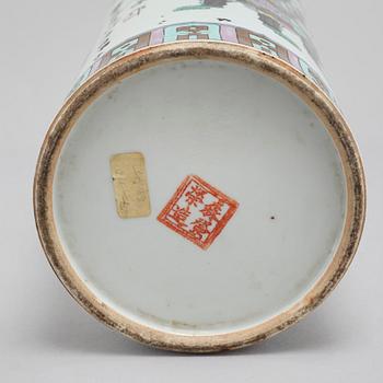 A porcelian chinese vase from the latter half of the 20th century.