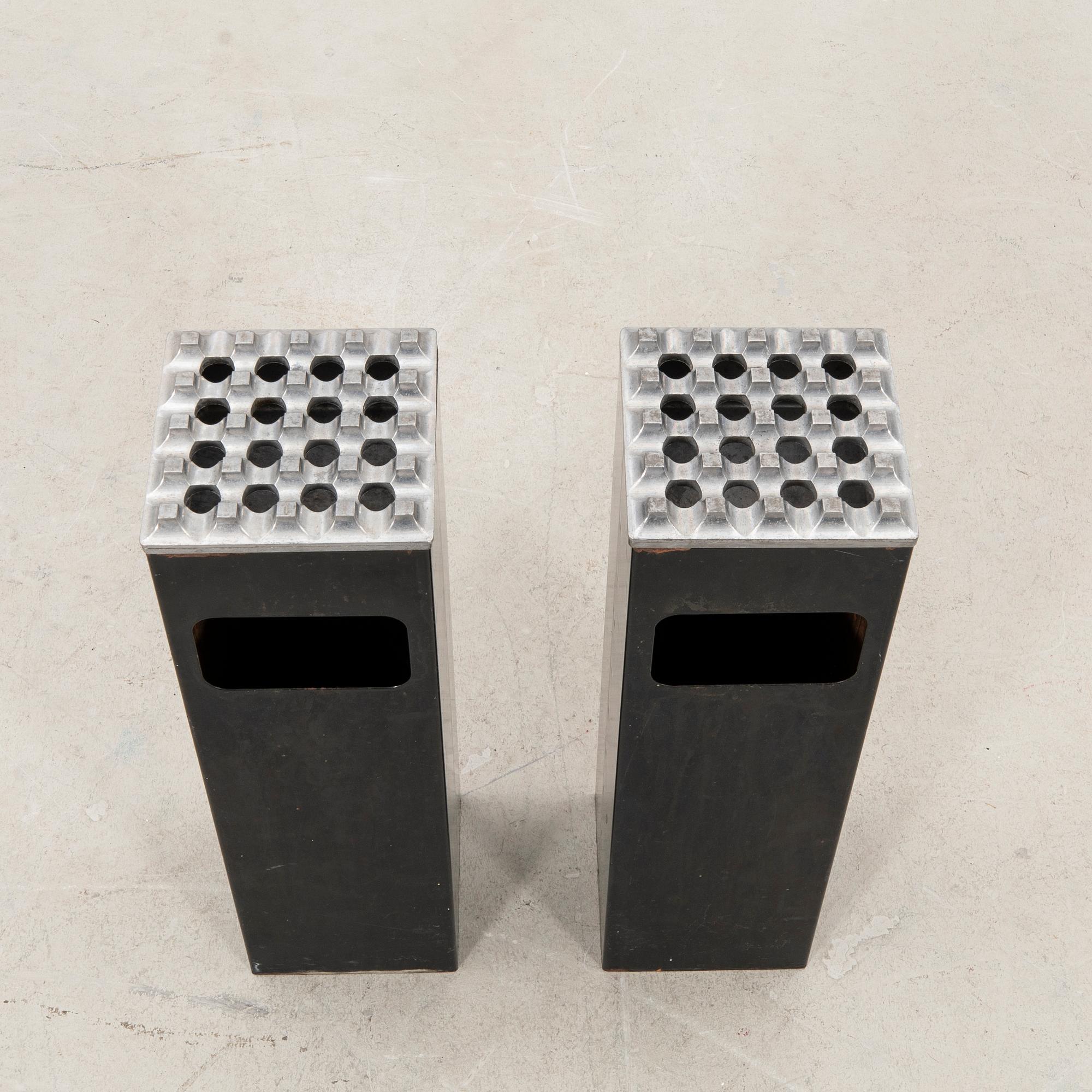 Beck & Jung,  askfat på fot ett par  "Ultima 15", aluminium, Diverse Ting, Malmö.