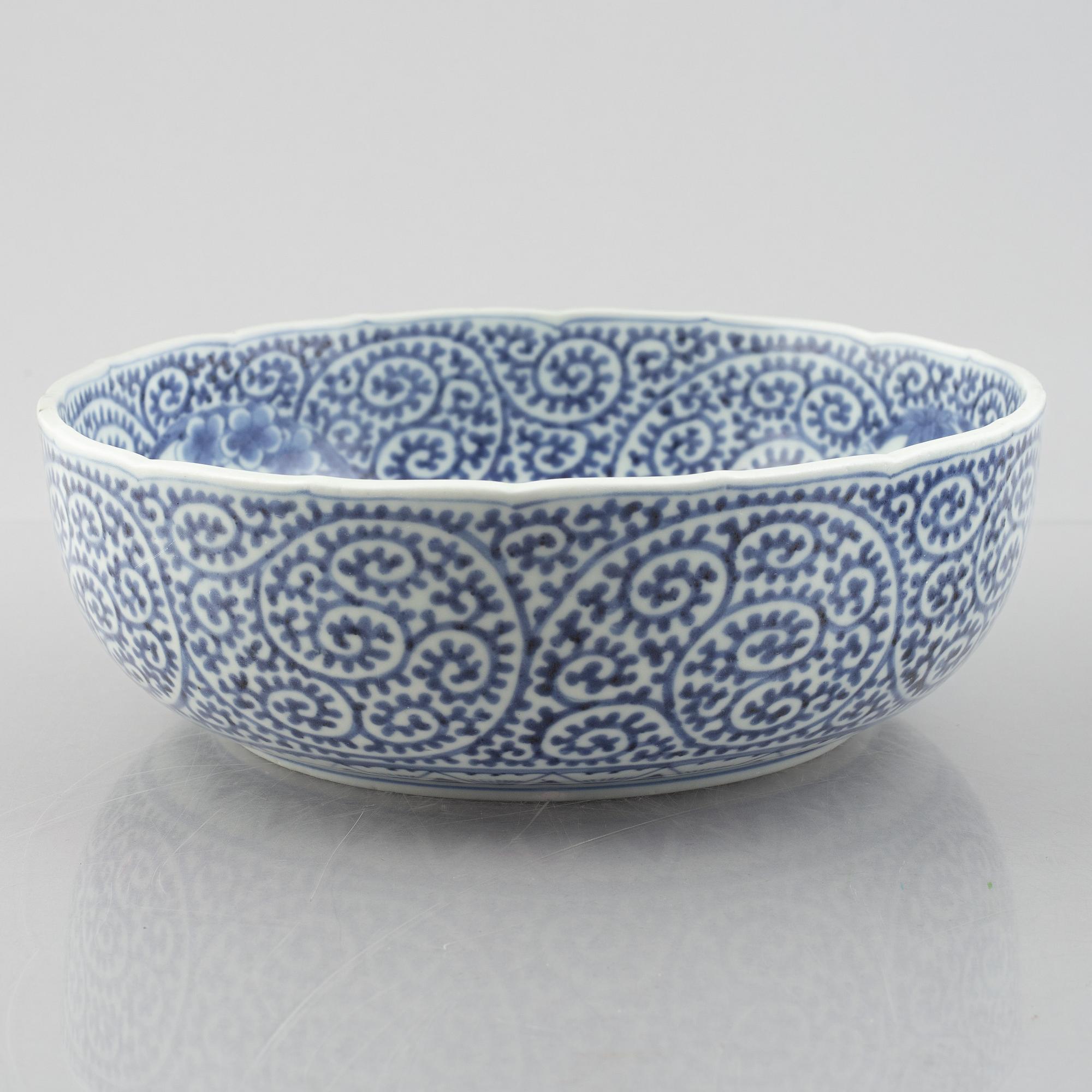 Skålar, två stycken, samt fat, porslin. Japan, Meiji (1898-1912).