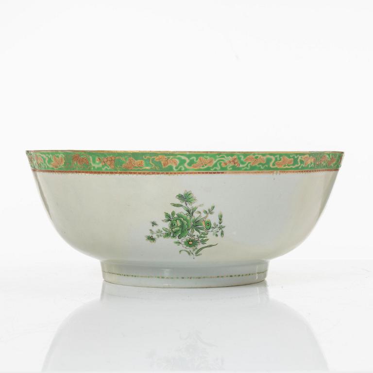 Smörterrin, terrinfat och bålskål, kompaniporslin, Kina, Qingdynastin, 1700-tal.