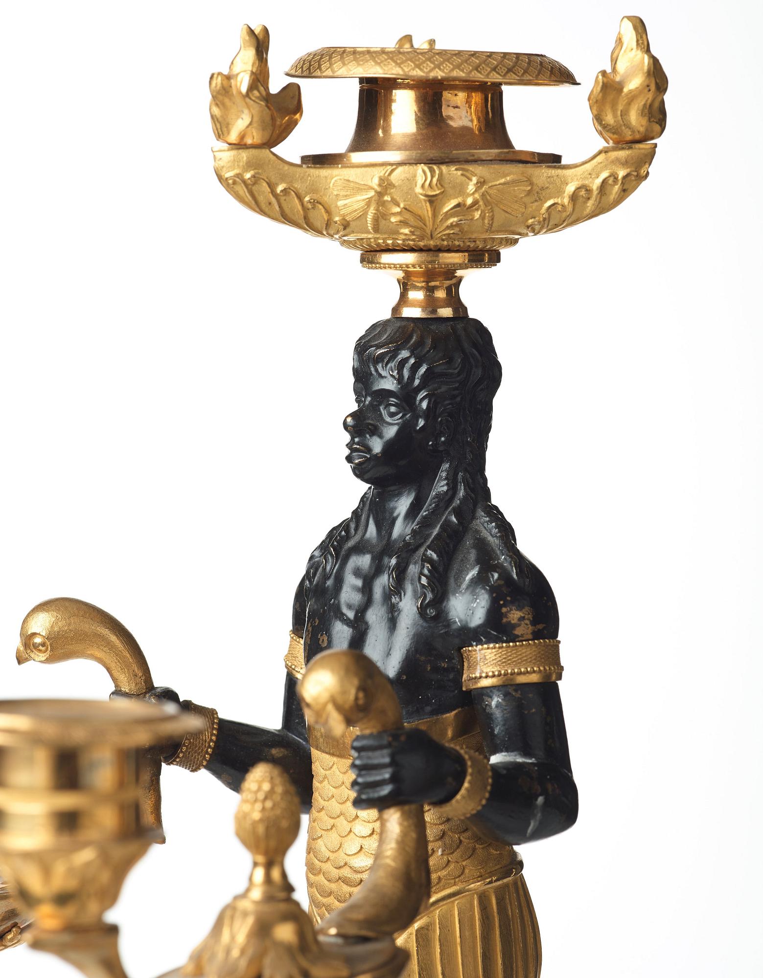 HÖGKLASSIGA KANDELABRAR, för tre ljus, ett par, empire, omkring år 1810.