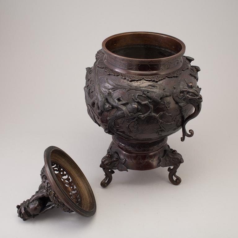 A massive Japanese bronze incense burner on tripod with cover, Meiji Meiji (1868-1912).