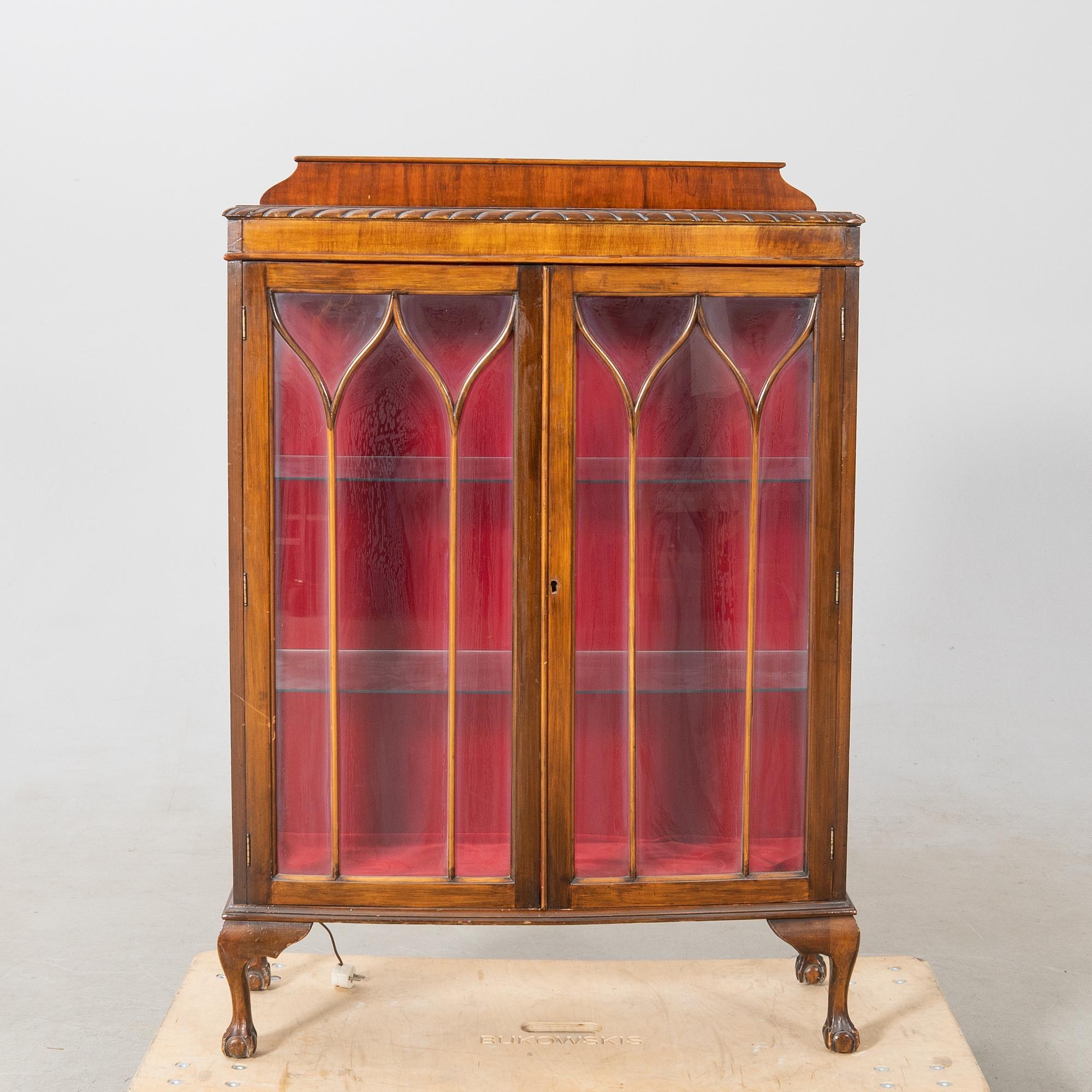 Vitrinskåp 1920/30-tal.