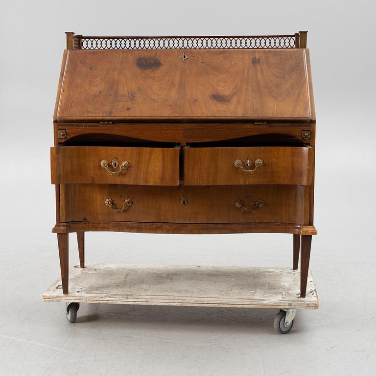 A mahogany secretaire, circa 1800.