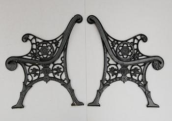 PARKBÄNKSGAVLAR, 1 par, gjutjärn, sent 1900-tal.