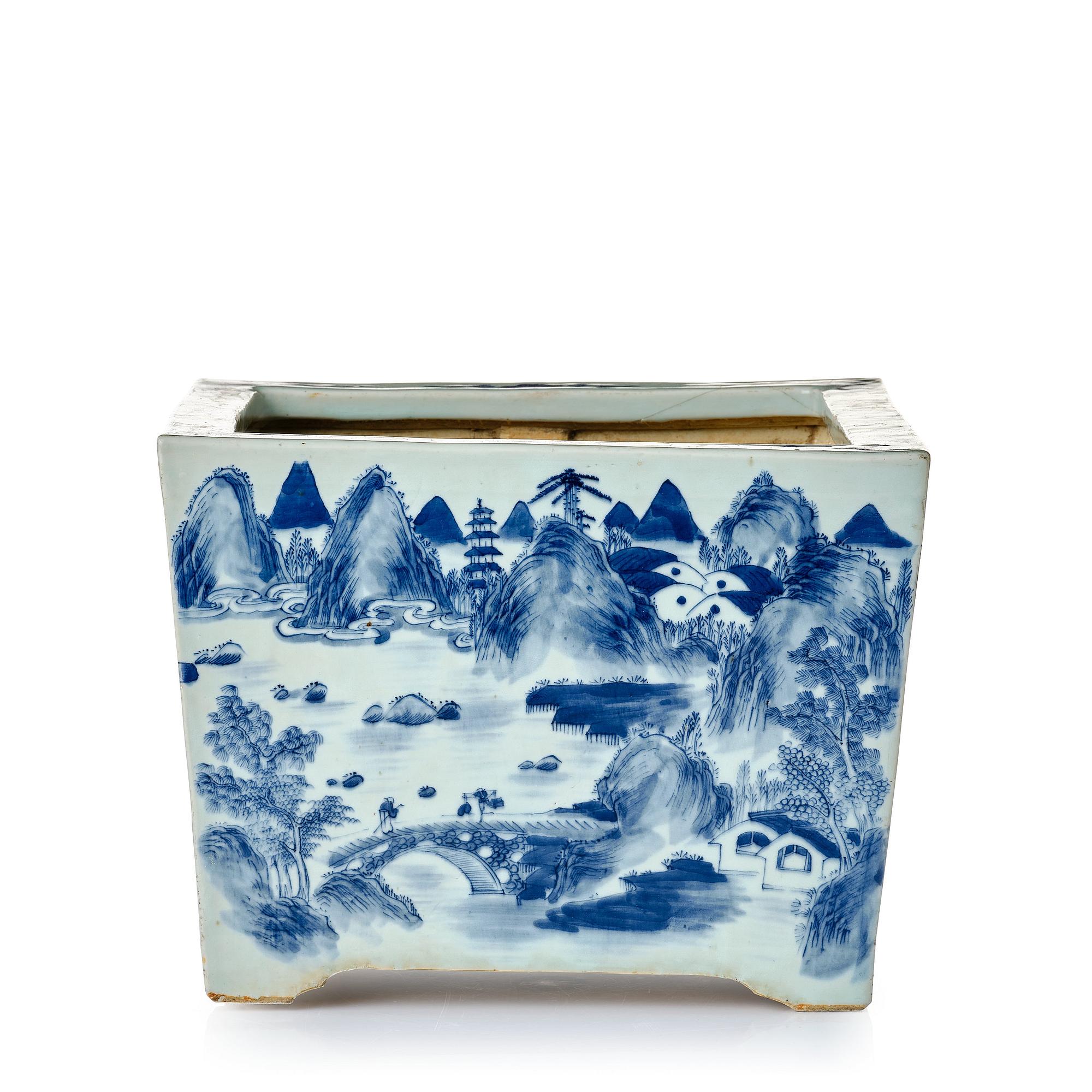 A blue and white flower pot, late Qing dynasty, circa 1900.
