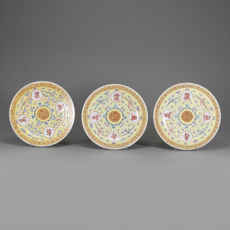 TALLRIKAR, 3 st, porslin, Kina, 1900-tal.