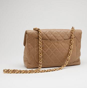 CHANEL, a qulited beige leather shoulder bag.