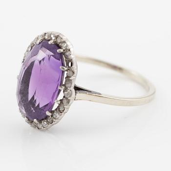 Ring in 18K white gold set with a faceted amethyst and rose-cut diamonds.