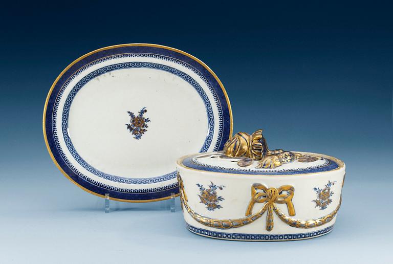 A blue and white tureen with cover and stand, Qing dynasty, Jiaqing (1796-1820).