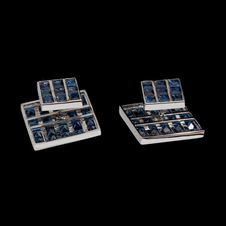 MANSCHETTKNAPPAR samt FRACK KNAPPAR med carréslipade safirer.