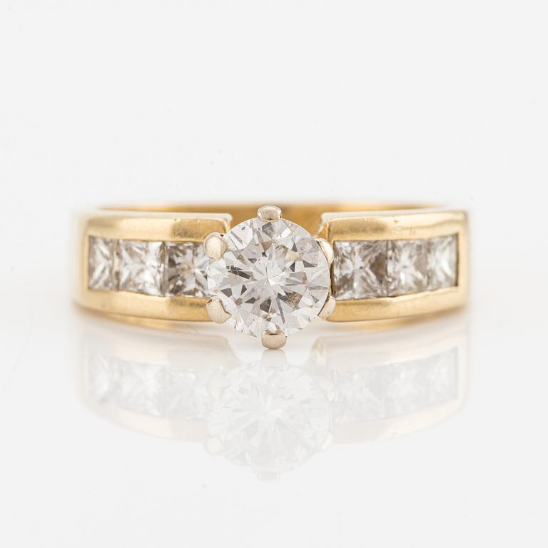 Ring, gold with brilliant-cut diamond and princess-cut on the sides.