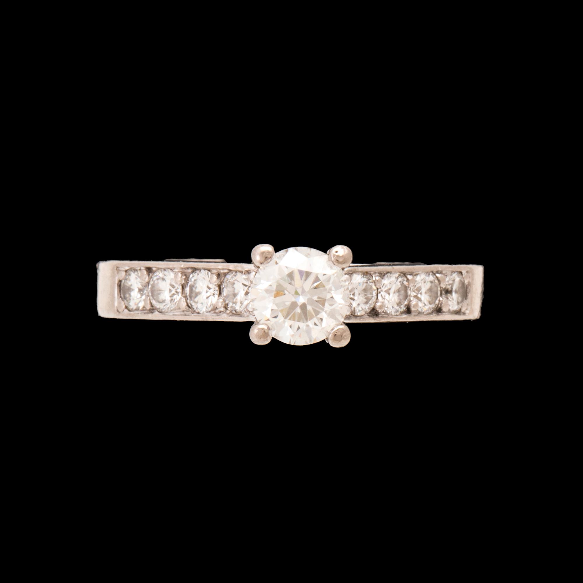 An 18K white gold ring set with round brilliant-cut diamonds.
