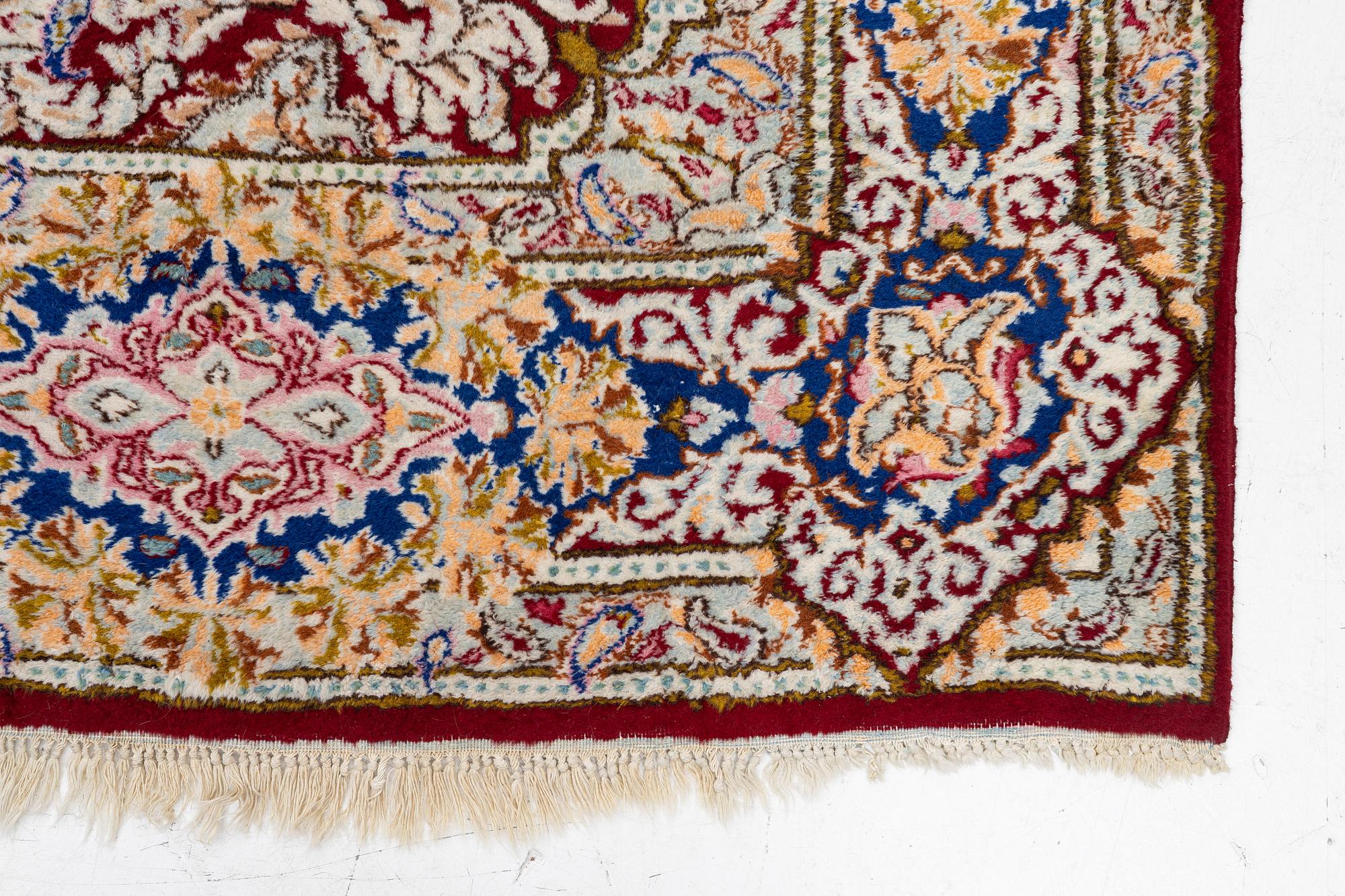 Carpet, Kirman, 314 x 220 cm.