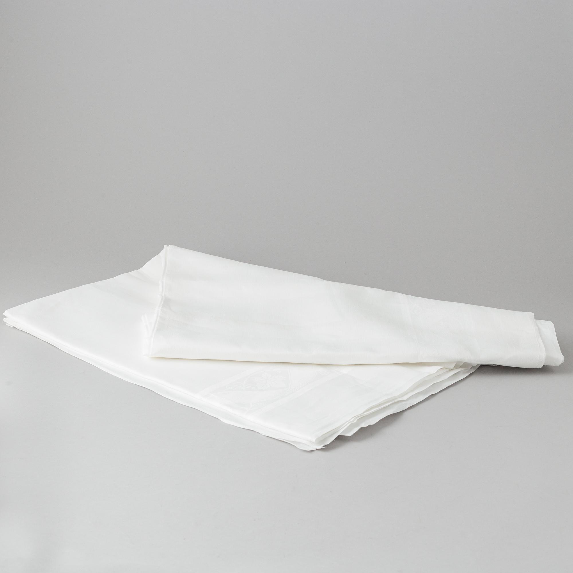 Duk, tedukar 2 st., och servetter, 23 st., linnedamast.