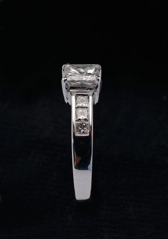 RING, princesslipade diamanter ca 1.13 ct. Mittstenen 0.65 ct. H/vs1 IGI certifikat. Vikt 4,5 g.