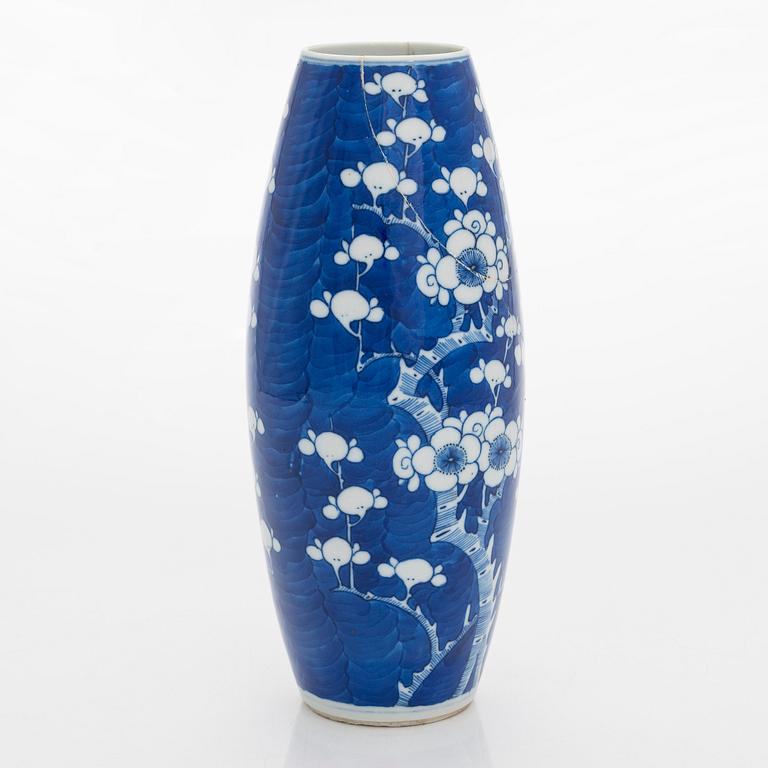 Two blue and white dishes and a vase, China, 18th/20th century.