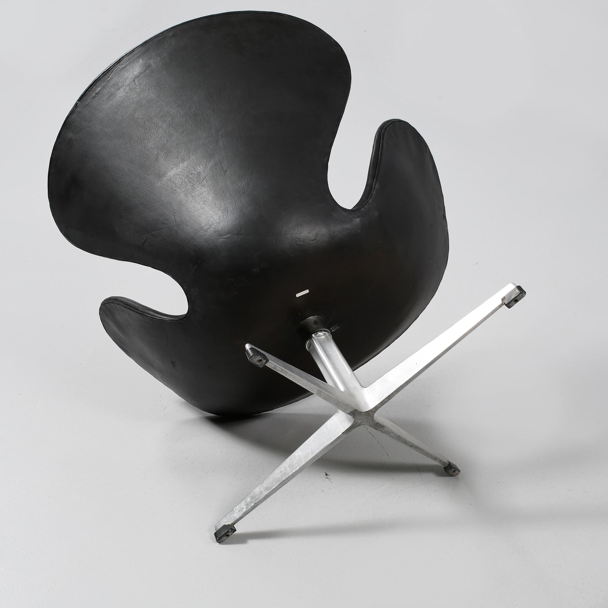 FÅTÖLJER, ett par, "Svanen" av Arne Jacobsen för Fritz Hansen, Danmark, 1900-talets andra hälft.