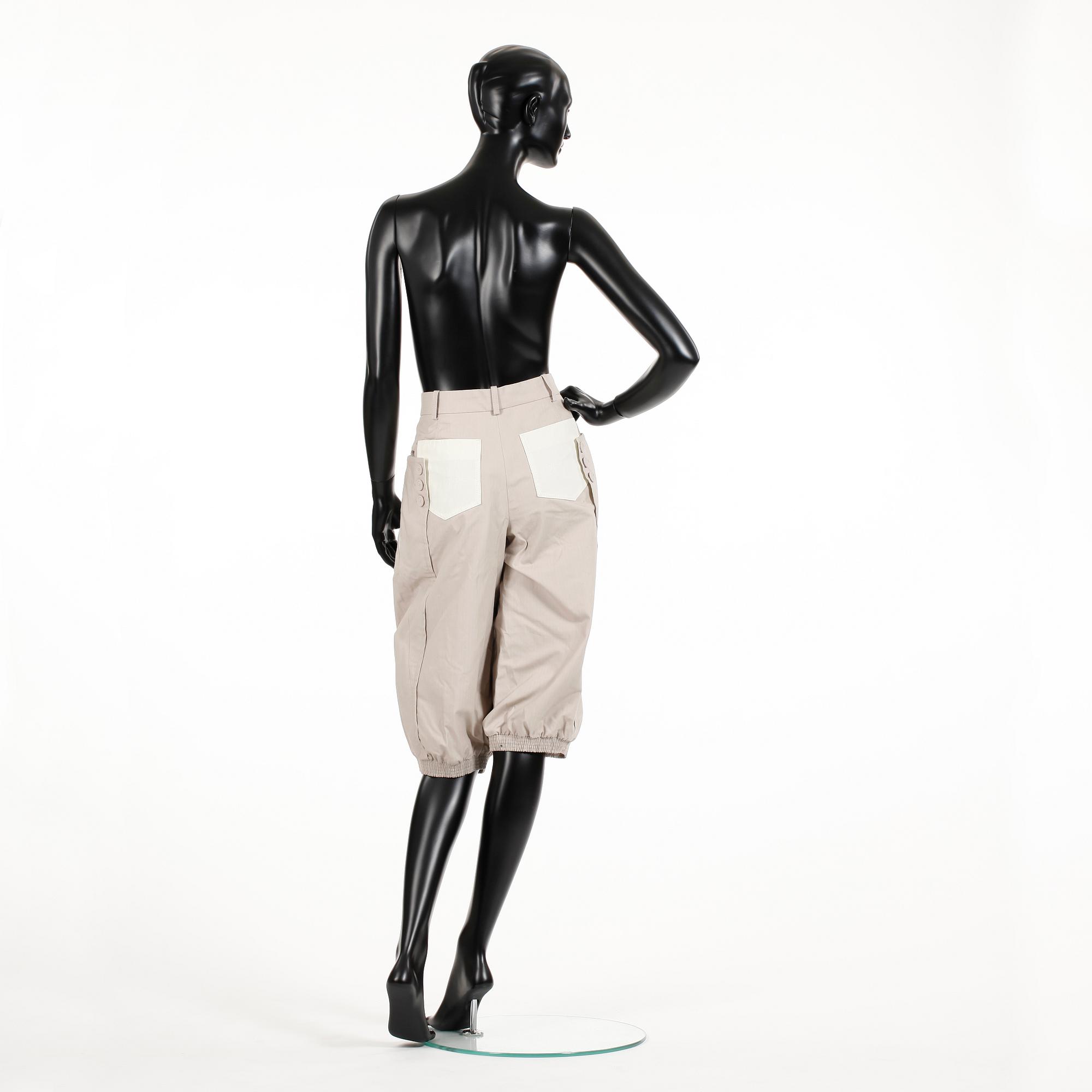 LOUIS VUITTON, tvådelad dräkt bestående av kavaj samt kjol.