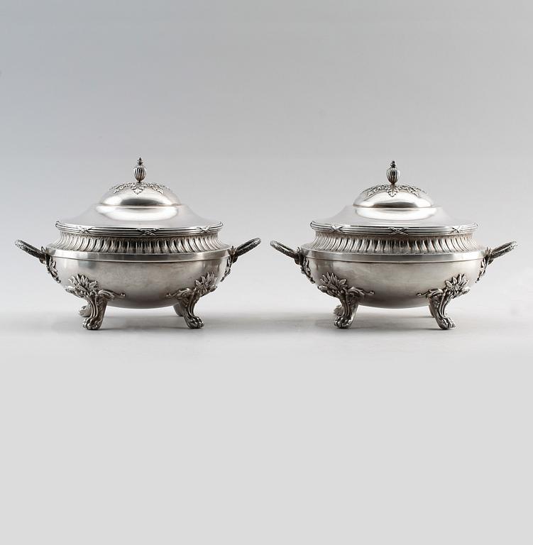 TERRINER, 1 par, silver, gustaviansk stil, stämplar Fallon, Belgien, omkring år 1900. Vikt ca 2340 g.