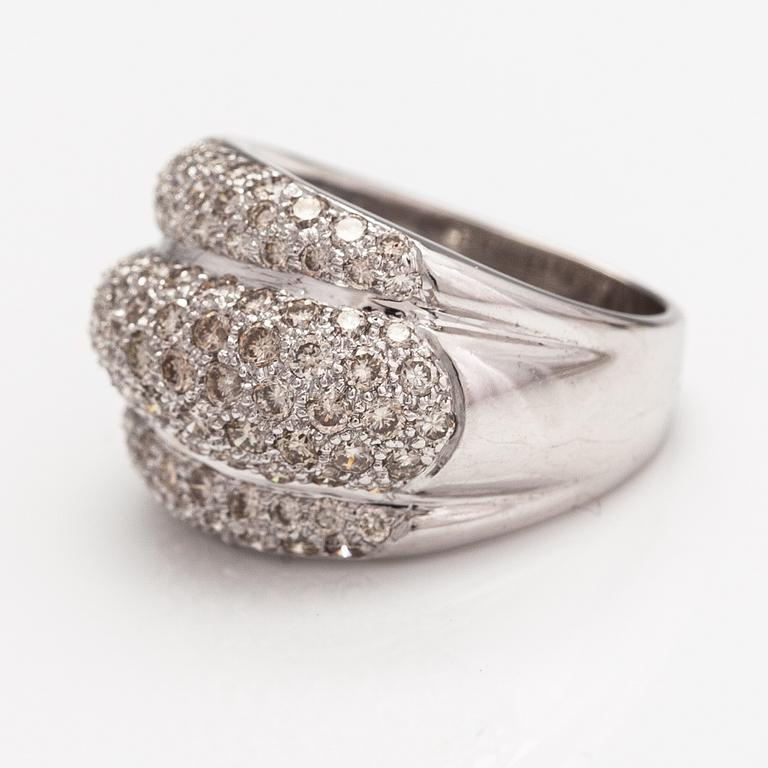 An 18K white gold ring with diamonds ca. 3.51 ct in total.