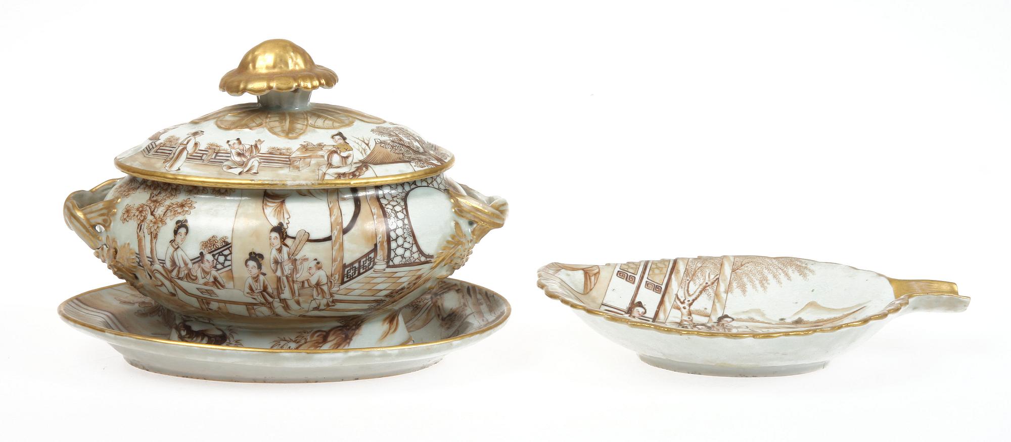 TERRIN med UNDERFAT samt ASKFAT, porslin, Kina, 1700/1800-tal.