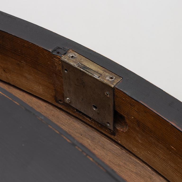 A chest of drawers, England, early 20th Century.