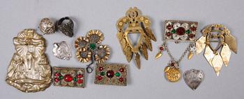 DRÄKTSMYCKEN, 11 st, silver och metall. 1800/1900-tal.