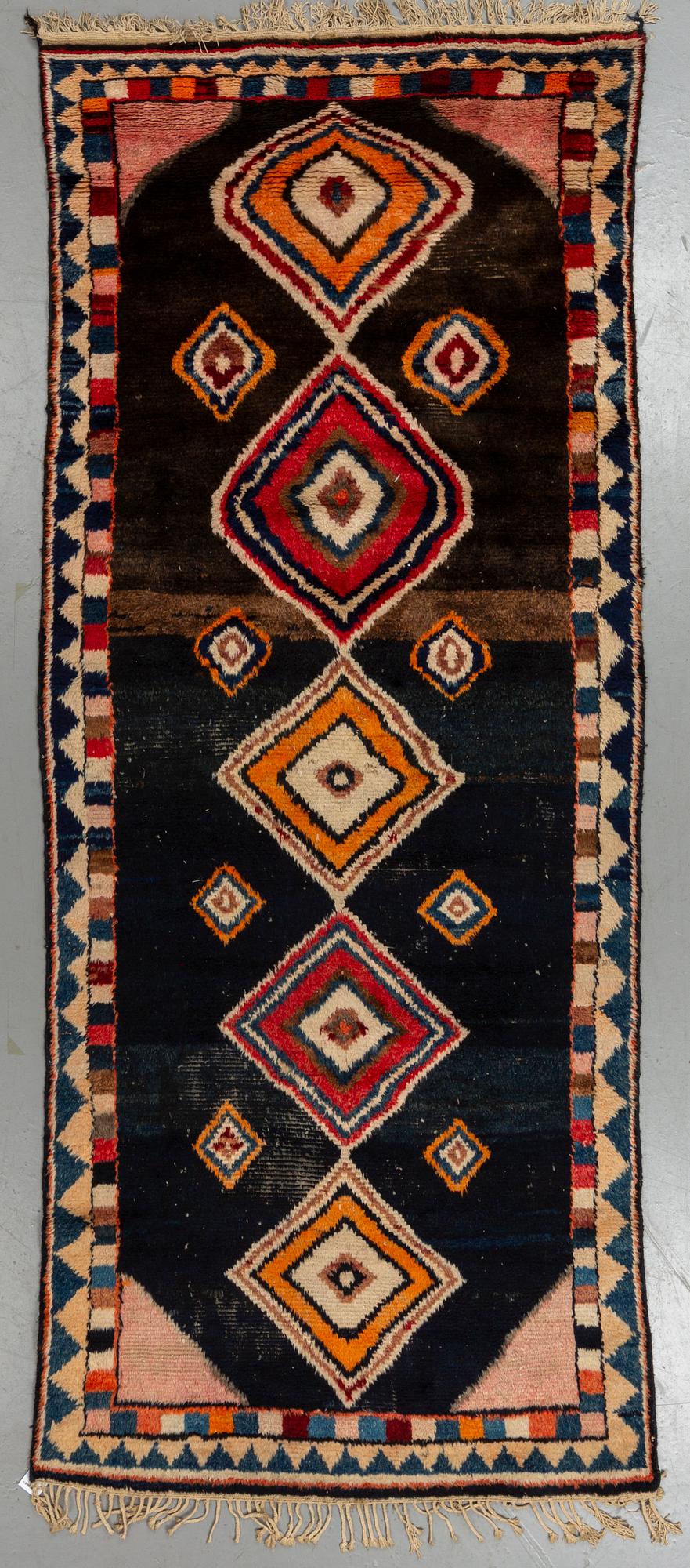 A CARPET, Antique Gabbeh, ca 312,5 x 127,5 cm.
