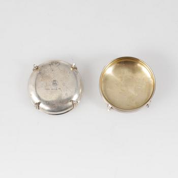 SALTKAR, ett par, Borgila, Stockholm 1927 respektive 1935. Vikt ca 63 gram.