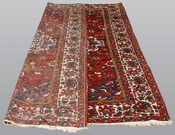 Matto, semi-antique Bakhtiari, ca 307 x 217 cm.