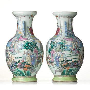 Praktvaser, ett par, porslin. Qingdynastin, 1800-tal.