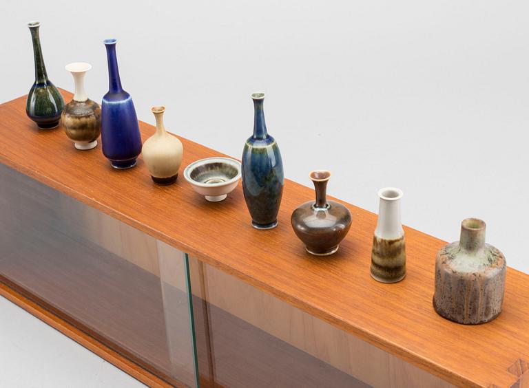 VÄGGVITRINHYLLA Söwe med 9 st MINIATYRER 1950/60-tal.