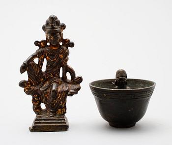 VINSKÅL SAMT FIGUR, brons, Kina, 1800/1900-tal.