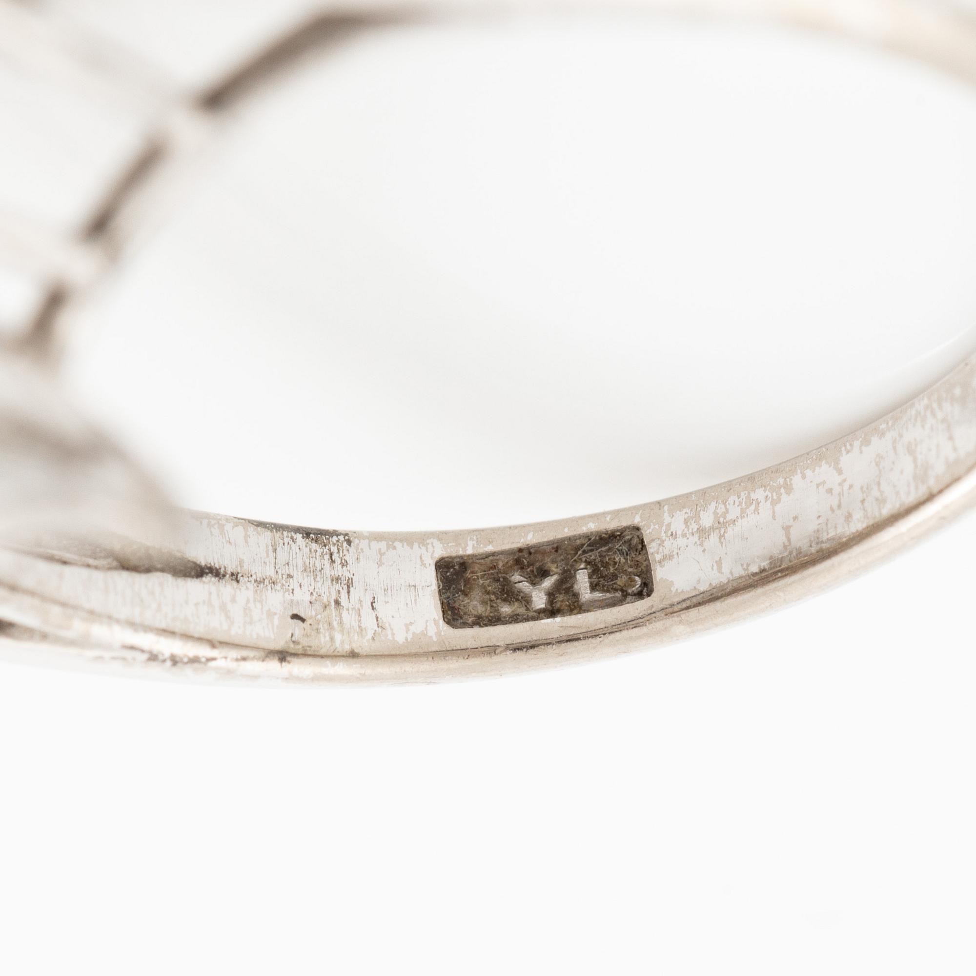 Ring, 14K vitguld med opaler och åttkantslipade diamanter.