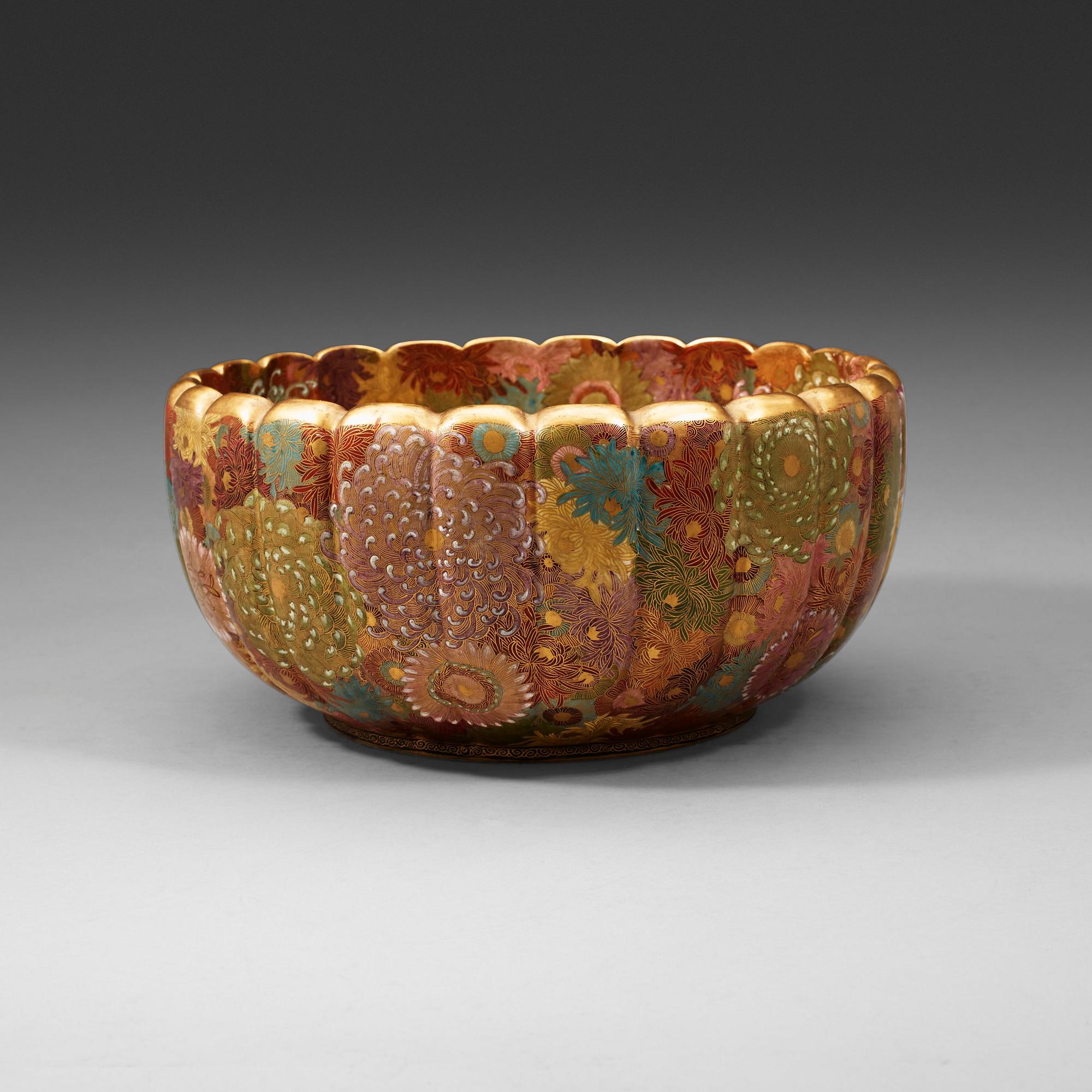 A large Japanese Satsuma bowl, Meiji period (1868-1912).