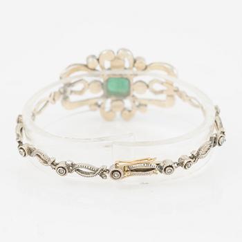 Bracelet in silver with a faceted emerald and rose-cut diamonds.