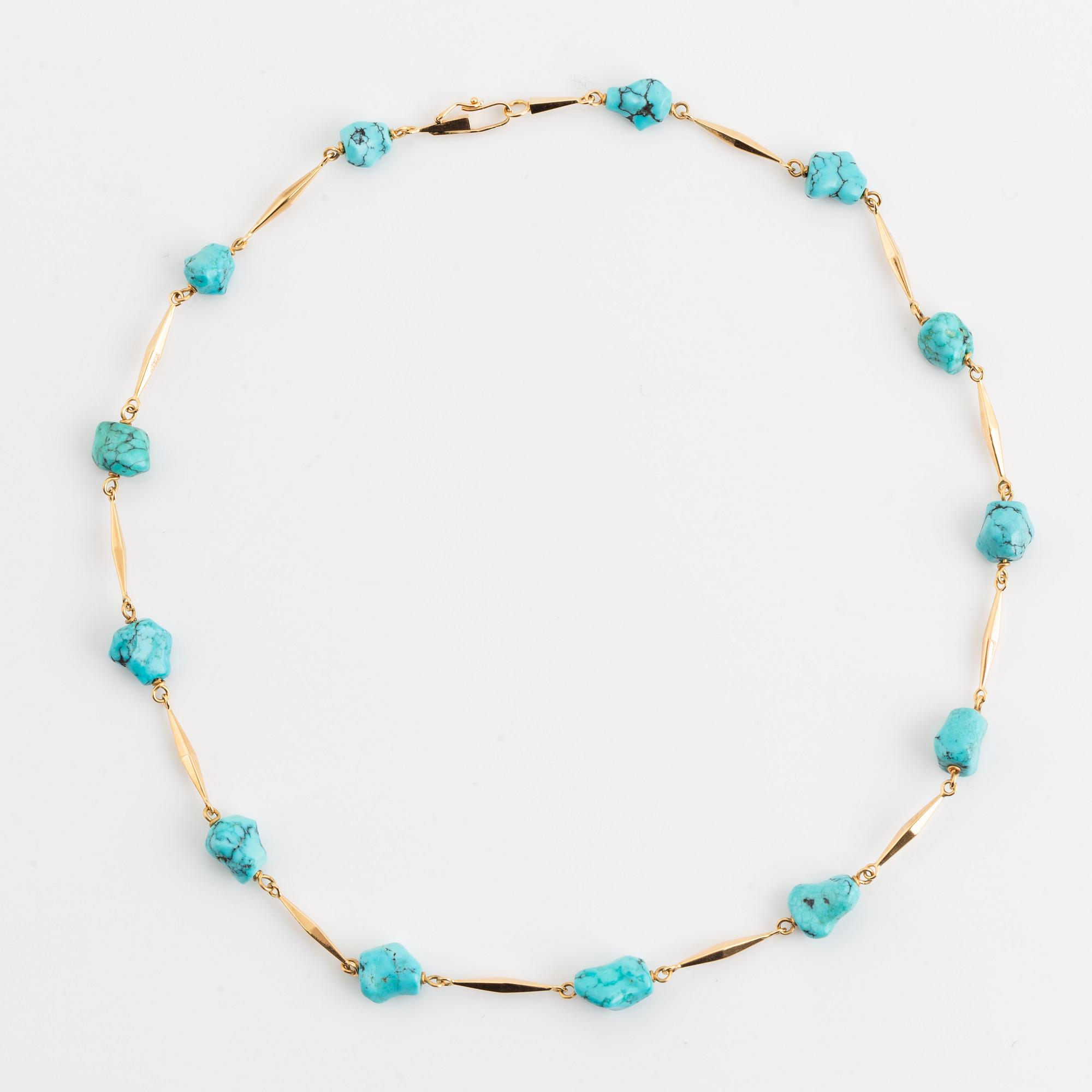 Arvo Saarela, Halscollier stavar i guld och turkoser.