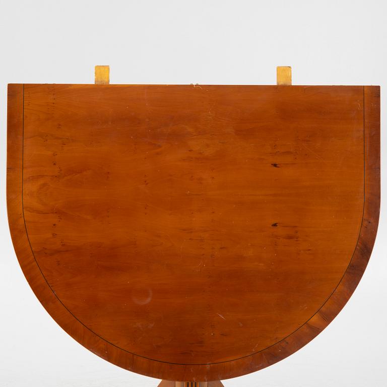 Dining table, English, in the style of George III, second half of the 19th century.