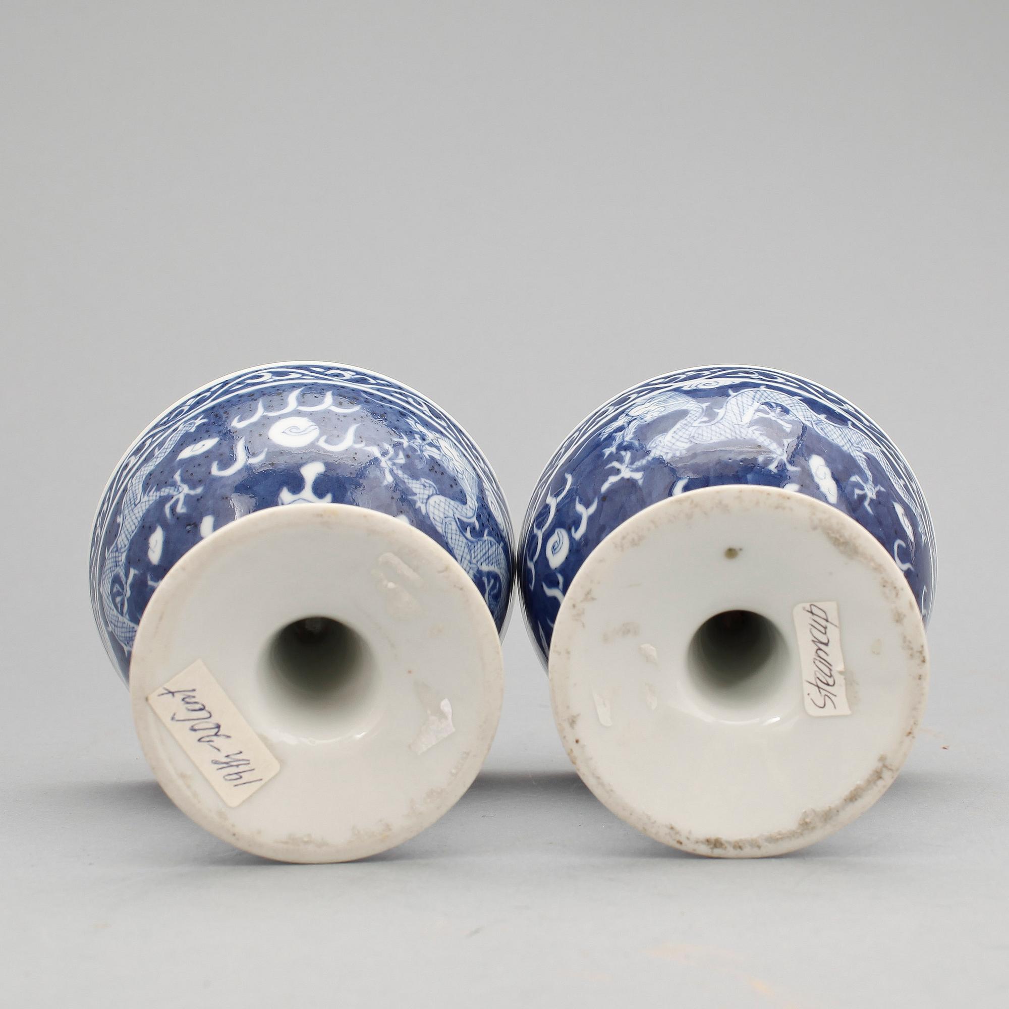 ALTARBÄGARE/STEMCUPS, ett par, porslin, Kina 1900-tal.