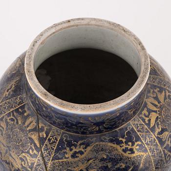 A lidded porcelain urn, genroku, Japan, 18th century.