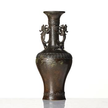 An elegant bronze vase, late Ming dynasty/early Qing dynasty with a Xuande mark.