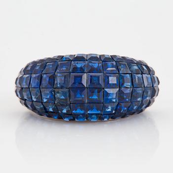 1028. En ring med carréslipade safirer 6.28 ct enligt gravyr.