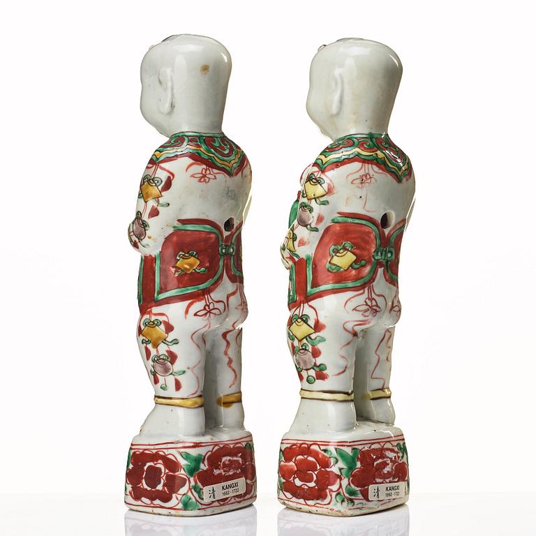 A pair of famille verte "lauging boys", Qing dynasty, Kangxi (1662-1722).