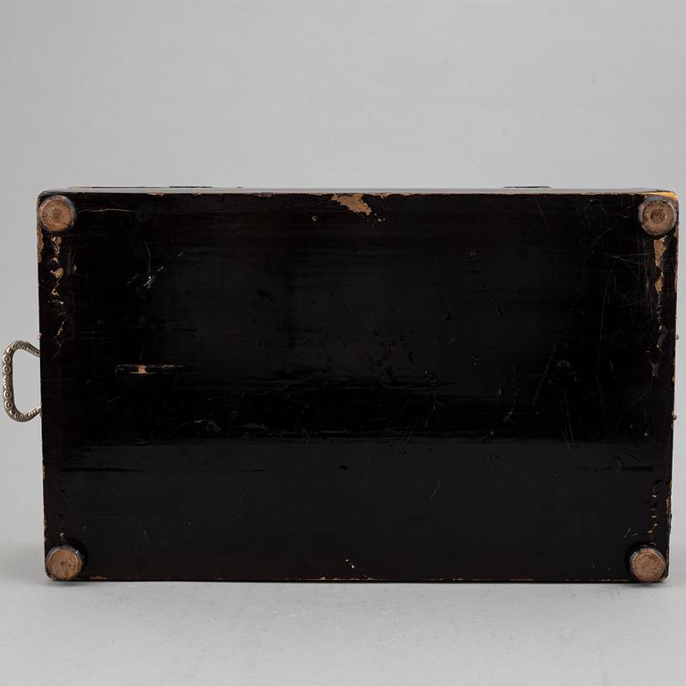 A chest, late Qing dynasty, 19th Century.